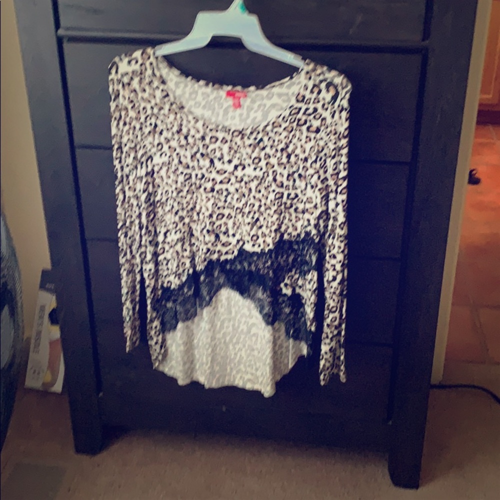 Cute leopard top high in front